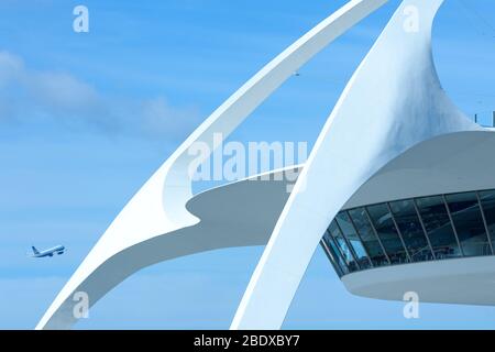 LAX, Los Angeles International Airport, Los Angeles, Kalifornien - Nahaufnahme der futuristischen Architektur des Themengebäudes. Stockfoto