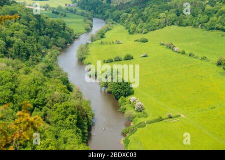 Blick auf den Fluss Wye, während das Wye Tal am aussichtspunkt des symonds yat-Felsens vorbeischlängelt. Stockfoto