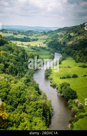 Blick auf den Fluss Wye, während das Wye Tal am aussichtspunkt des symonds yat-Felsens vorbeischlängelt. Stockfoto