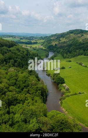 Blick auf den Fluss Wye, während das Wye Tal am aussichtspunkt des symonds yat-Felsens vorbeischlängelt. Stockfoto