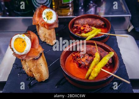 Pinchos in Diz Tapas-Bar in San Sebastian Küstenstadt in der baskischen Autonomen Gemeinschaft, Spanien Stockfoto