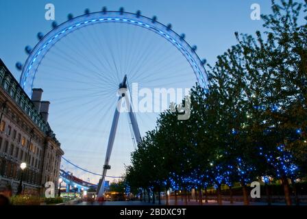 Drehbares Riesenrad London Eye (Millenium Wheel), The Queen's Walk, Bishop's, London SE1 7PB Entworfen von Marks Barfield Architects Mace Construction Stockfoto
