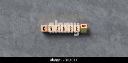 Würfel mit Buchstaben, die das Wort CHANCE und die Antwort JA oder NEIN auf konkreten Hintergrund zeigen - 3D-Darstellung Stockfoto