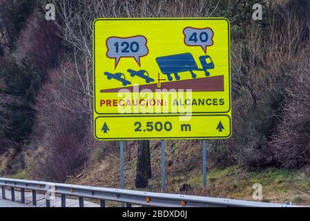 Warnschild auf Autovia A-1 Autobahn in der Nähe von Somosierra Pass in Guadarrama Berge in der Gemeinde Madrid, Spanien Stockfoto