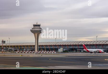 Hauptkontrollturm am Adolfo Suarez Flughafen Madrid-Barajas, der wichtigste internationale Flughafen in Madrid in Spanien Stockfoto