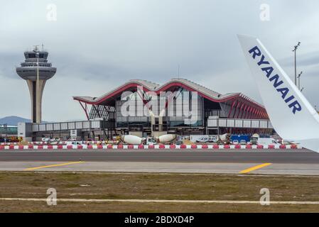 Blick vom Ryanair-Flugzeug auf dem Hauptturm des Adolfo Suarez Flughafen Madrid-Barajas, dem wichtigsten internationalen Flughafen in Madrid in Spanien Stockfoto