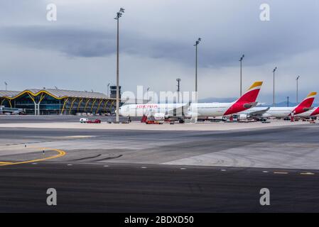 Iberia-Flugzeuge auf dem Flughafen Adolfo Suarez Madrid-Barajas, dem wichtigsten internationalen Flughafen in Madrid in Spanien Stockfoto