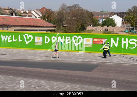 Southend on Sea, Essex, Großbritannien. April 2020. Am ersten Tag des Osterwochenendes während der COVID-19 Coronavirus Sperrzeit nutzen die Menschen das Southend on Sea, um das sonnige und warme Wetter zu genießen. Polizei und Zivilpolizei-Beamte patrouillieren die Bereiche, gehen an einem riesigen Horten mit gut gemacht NHS bemalt Stockfoto