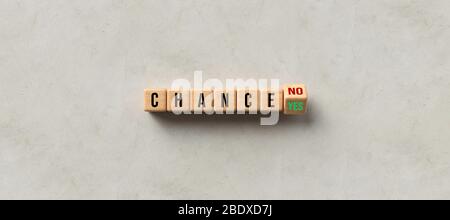 Würfel mit Buchstaben, die das Wort CHANCE und die Antwort JA oder NEIN auf konkreten Hintergrund zeigen - 3D-Darstellung Stockfoto