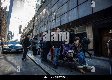 New York City, NY - 08. März 2017: Unbekannte Menschen, die lange Schlangen auf den Straßen von New York City, NY, machen Stockfoto