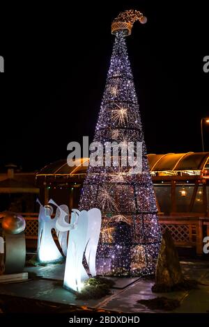 Schöner Weihnachtsbaum an einem kalten Wintertag. Foto aufgenommen in Europa, Lettland, Restaurant Park. Stockfoto