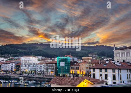 Abendansicht des Castro Urdiales Seehafen in der autonomen Gemeinschaft von Spanien Stockfoto