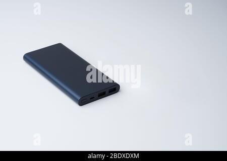 Blaue Powerbank für Divice isoliert auf weißem Hintergrund mit Kopierfläche. Stockfoto