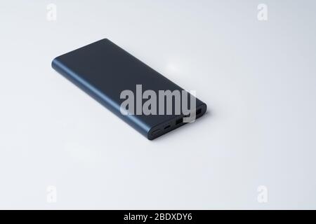 Blaue Powerbank für Divice isoliert auf weißem Hintergrund mit Kopierfläche. Stockfoto