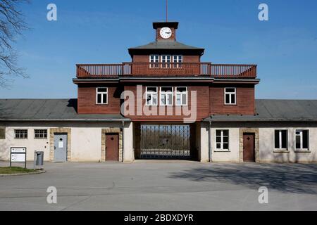 Weimar, Deutschland. April 2020. Das Eingangstor zum KZ Buchenwald. 11.04.2020 jährt sich die Befreiung des Konzentrationslagers zum 75. Mal. Aufgrund der Corona-Krise ist das Denkmal derzeit geschlossen und alle Gedenkveranstaltungen wurden abgesagt. Quelle: Mario Gentzel/dpa-Zentralbild/dpa/Alamy Live News Stockfoto