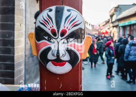 Peking Opera Maske in einem Geschäft auf Liulichang berühmte Einkaufsstraße in der Nähe Qianmen Street Bereich in Xicheng Bezirk von Peking, China Stockfoto