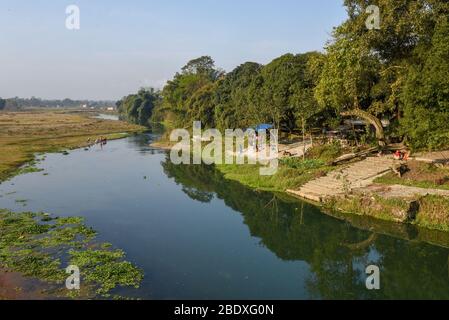 Chitwan, Nepal - 20. Januar 2020: Rapti Fluss des Chitwan Nationalparks auf Nepal Stockfoto