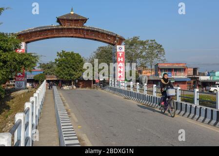 Chitwan, Nepal - 20. Januar 2020: Das Tor des Chitwan Nationalparks auf Nepal Stockfoto