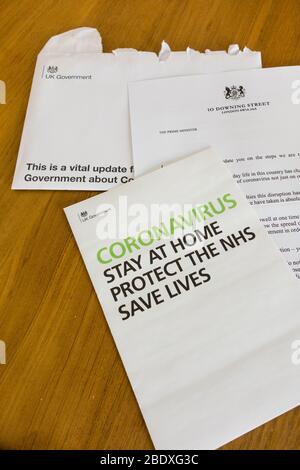 Ein Brief von Premierminister Boris Johnson an jeden Haushalt in Großbritannien, in dem die Menschen aufgefordert werden, zu Hause zu sagen, den NHS zu schützen und Leben zu retten Stockfoto