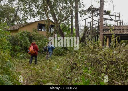 Chitwan, Nepal - 21. Januar 2020: Touristen auf Safari-Spaziergang im Chitwan Nationalpark auf Nepal Stockfoto