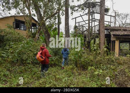 Chitwan, Nepal - 21. Januar 2020: Touristen auf Safari-Spaziergang im Chitwan Nationalpark auf Nepal Stockfoto