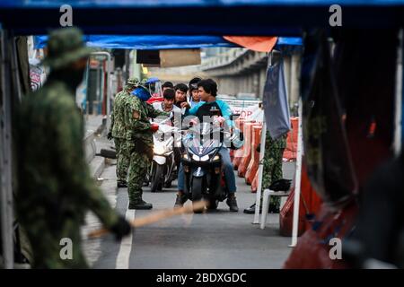 Antipolo City, Philippinen. April 2020. Die Polizei inspiziert am 10. April 2020 an einem Kontrollpunkt in Antipolo City, Philippinen. Das Gesundheitsministerium der Philippinen hat am Freitag 119 neue bestätigte COVID-19-Fälle gemeldet, womit die Gesamtzahl auf 4,195 Fälle angesetzt wurde. Quelle: Rouelle Umali/Xinhua/Alamy Live News Stockfoto