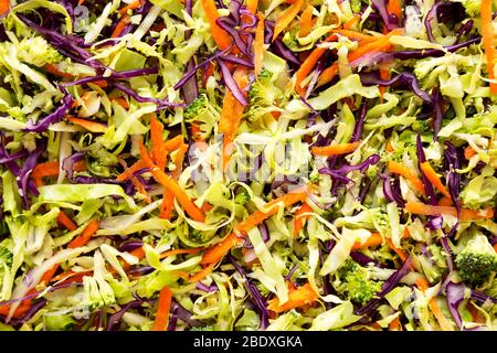 Hausgemachte Raw zerfetzten Broccoli Slaw Hintergrund. Stockfoto