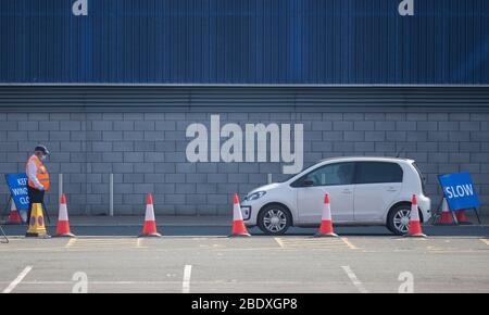 Cardiff, Wales, Großbritannien. April 2020. Autofahrer warten auf dem Parkplatz des Cardiff City Stadions auf Coronavirus-Tests. Quelle: Mark Hawkins/Alamy Live News Stockfoto