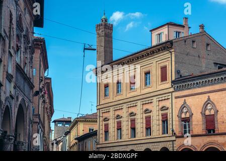 Piazza Santo Stefano in Bologna, Hauptstadt und größte Stadt der Emilia Romagna Region in Italien, Blick mit Palazzo Isolani Gebäude und Asinelli Turm Stockfoto