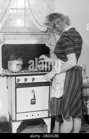 Hausfrau Kochen Abendessen, 1938 Stockfoto