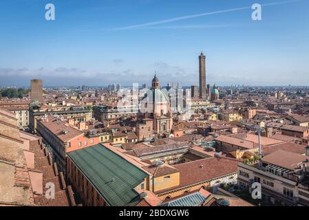 Luftaufnahme von der Basilika San Petronio mit dem Heiligtum Santa Maria della Vita und den sogenannten zwei Türmen Stockfoto