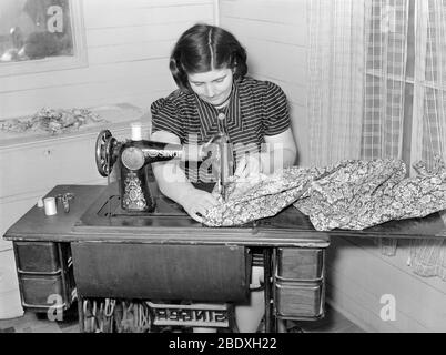 Hausfrau Mit Nähmaschine, 1939 Stockfoto