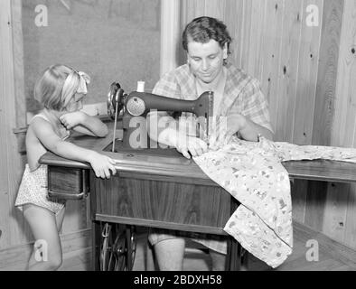 Hausfrau Mit Nähmaschine, 1940 Stockfoto