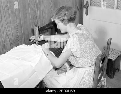 Hausfrau Mit Nähmaschine, 1940 Stockfoto