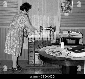 Hausfrau Mit Nähmaschine, 1940 Stockfoto