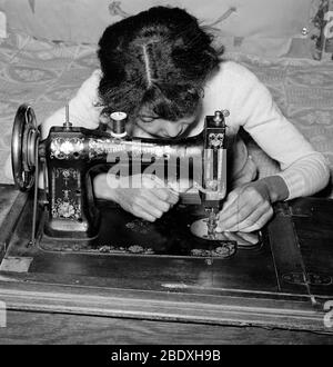 Hausfrau Mit Nähmaschine, 1940 Stockfoto