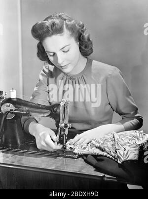 Frau Mit Nähmaschine, 1943 Stockfoto