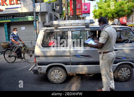 Kalkutta, Indien. April 2020. Ein Polizist inspiziert einen Fahrer während der landesweiten Sperrung inmitten des Coronavirus-Ausbruchs in Kalkutta.der indische Premierminister bat um 21 Tage landesweiter Sperrung bis zum 14. April, aber viele der Orte, an denen beobachtet wurde, dass Menschen nicht zu Hause bleiben und in der Stadt herumlaufen. Polizeibeamte baten um strenge Maßnahmen diejenigen, die versuchen, die Sperrregeln während dieses Covid19-Szenarios zu brechen. Quelle: SOPA Images Limited/Alamy Live News Stockfoto