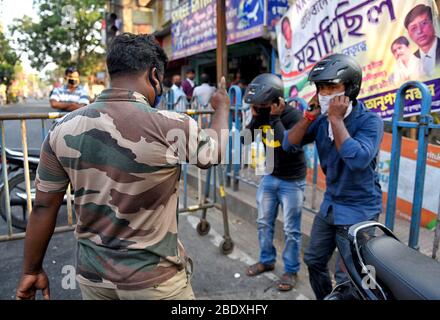 Kalkutta, Indien. April 2020. Ein Polizist konfrontiert Gesetzesbrecher während der landesweiten Sperrung inmitten Coronavirus Ausbruch in Kalkutta.Indischer Premierminister bat um 21 Tage landesweite Sperre bis 14. April, aber viele der Orte, es wurde beobachtet, dass Menschen nicht zu Hause bleiben & Roaming in der Stadt. Polizeibeamte baten um strenge Maßnahmen diejenigen, die versuchen, die Sperrregeln während dieses Covid19-Szenarios zu brechen. Quelle: SOPA Images Limited/Alamy Live News Stockfoto