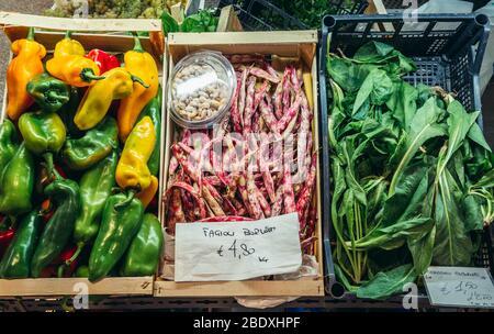 Gemüse auf dem Mercato Delle Erbe Lebensmittelmarkt in Bologna, Hauptstadt und größte Stadt der Emilia Romagna Region in Norditalien Stockfoto