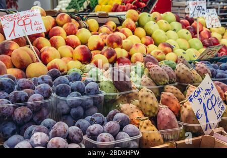 Indische Feigen opuntia und andere Früchte auf Mercato Delle Erbe Lebensmittelmarkt in Bologna, Hauptstadt und größte Stadt der Emilia Romagna in Norditalien Stockfoto