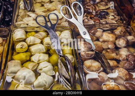 Marinierte Lebensmittel auf dem Mercato Delle Erbe Lebensmittelmarkt in Bologna, Hauptstadt und größte Stadt der Emilia Romagna Region in Norditalien Stockfoto