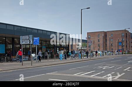 Portobello High Street, Edinburgh, Schottland, Großbritannien. April 2020. Im Bild: 24 Trolleys sichtbar, Leute stehen am Karfreitag im Aldi Supermarkt an. Stockfoto