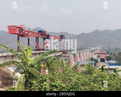 (200410) -- VIENTIANE, 10. April 2020 (Xinhua) -- das am 10. April 2020 aufgenommene Foto zeigt die Baustelle der T-Beam-Einstellung der China-Laos-Eisenbahn Luang Prabang Cross-Mekong River Bridge, etwa 230 km nördlich der laotischen Hauptstadt Vientiane, Laos. MIT 'China-Laos Eisenbahnabbindern auf der Brücke über den Mekong' (CREC-8/Handout via Xinhua) Stockfoto