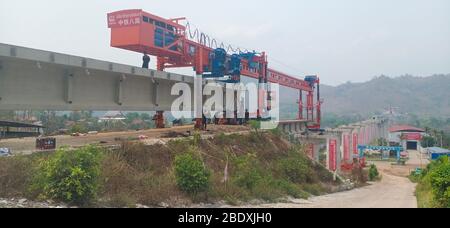 (200410) -- VIENTIANE, 10. April 2020 (Xinhua) -- das am 9. April 2020 aufgenommene Foto zeigt die Baustelle der T-Beam-Einstellung der China-Laos-Eisenbahn Luang Prabang Cross-Mekong River Bridge, etwa 230 km nördlich der laotischen Hauptstadt Vientiane, Laos. MIT 'China-Laos Eisenbahnabbindern auf der Brücke über den Mekong' (CREC-8/Handout via Xinhua) Stockfoto