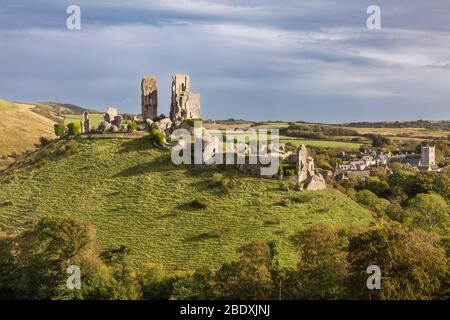 Abend über Corfe Castle (erbaut 11. Jh. von Wilhelm dem Eroberer), Corfe Castle, Dorset, England, UK Stockfoto