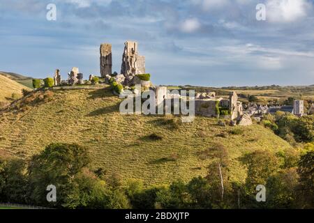 Abend über Corfe Castle (erbaut 11. Jh. von Wilhelm dem Eroberer), Corfe Castle, Dorset, England, UK Stockfoto