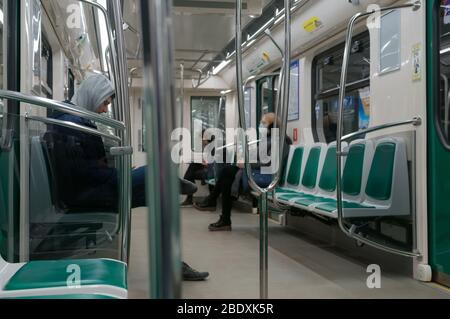 St. Petersburg, Russland - 04.01.2020: In der U-Bahn während der Zeit der Coronavirus-Epidemie Stockfoto