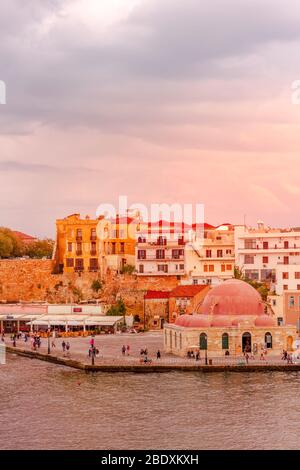 Der alte venezianische Hafen von Chania während des Sonnenuntergangs, mit der Janissaries Moschee, in Kreta Griechenland, Europa. Stockfoto
