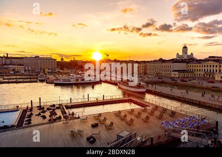 Allas Sea Pool, Marktplatz, Präsidentenpalast und Helsinki Cathedral bei Sonnenuntergang. Finnland Stockfoto